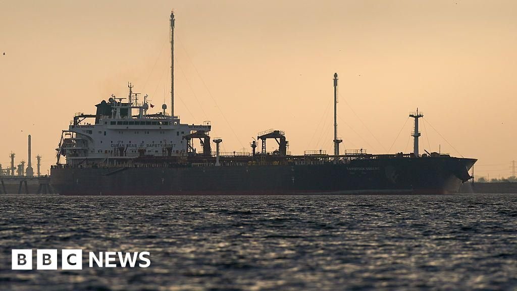 Tankers urged not to pay fee to Iran to use Strait of Hormuz 7 Tankers urged not to pay fee to Iran to use Strait of Hormuz