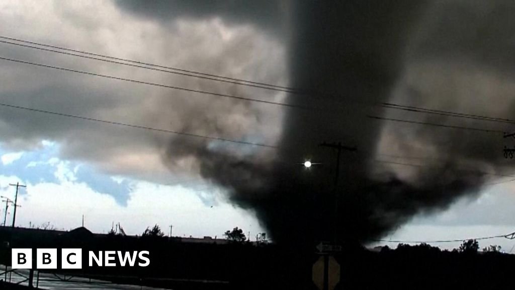 Powerful tornadoes barrel through northern Oklahoma 28 Powerful tornadoes barrel through northern Oklahoma