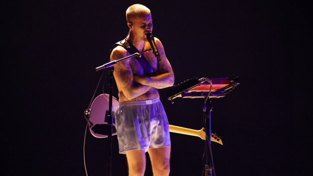 Justin Bieber Goes Heavy On Swag In Much-Anticipated Coachella Headlining Set 52 Justin Bieber Goes Heavy On ‘Swag’ In Much-Anticipated Coachella Headlining Set