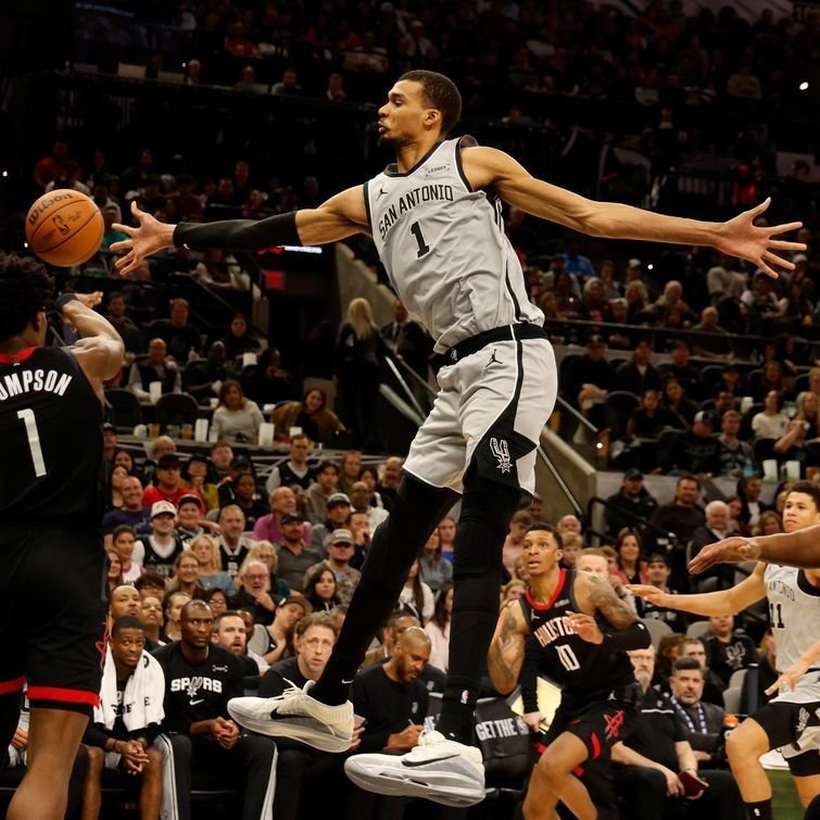 Gilgeous-Alexander wins Clutch Player of the Year 85 Gilgeous-Alexander wins Clutch Player of the Year