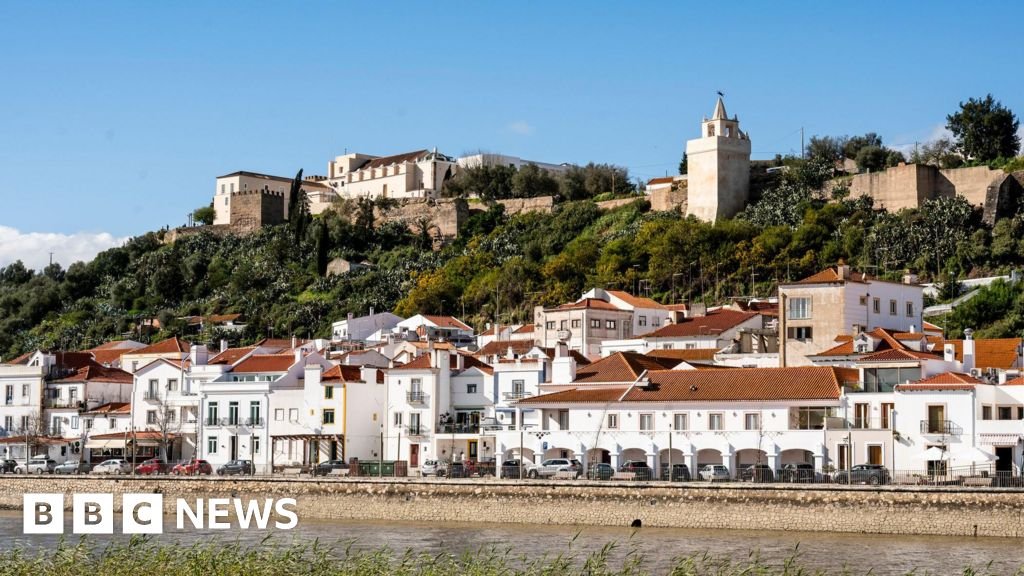 Mother arrested after boys abandoned by road in Portugal 38 Mother arrested after boys abandoned by road in Portugal