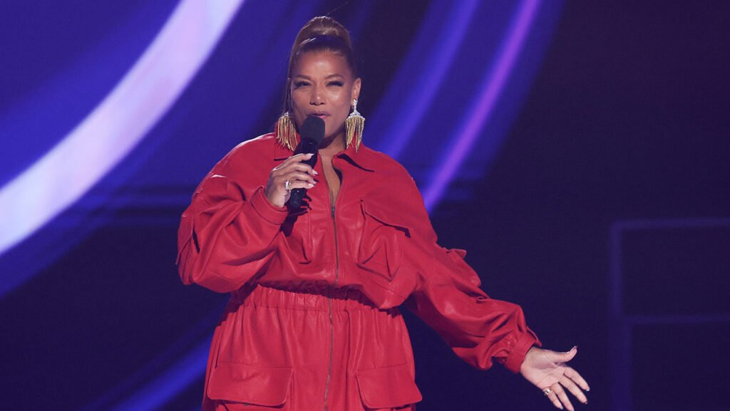 Queen Latifah Hypes up Crowd as 2026 AMAs Host, Helps BTS Make Awards Show Return 22 Queen Latifah Hypes up Crowd as 2026 AMAs Host, Helps BTS Make Awards Show Return