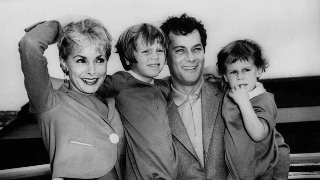 Kelly Curtis, Actress and Sister of Jamie Lee Curtis, Dies at 69 3 Kelly Curtis, Actress and Sister of Jamie Lee Curtis, Dies at 69