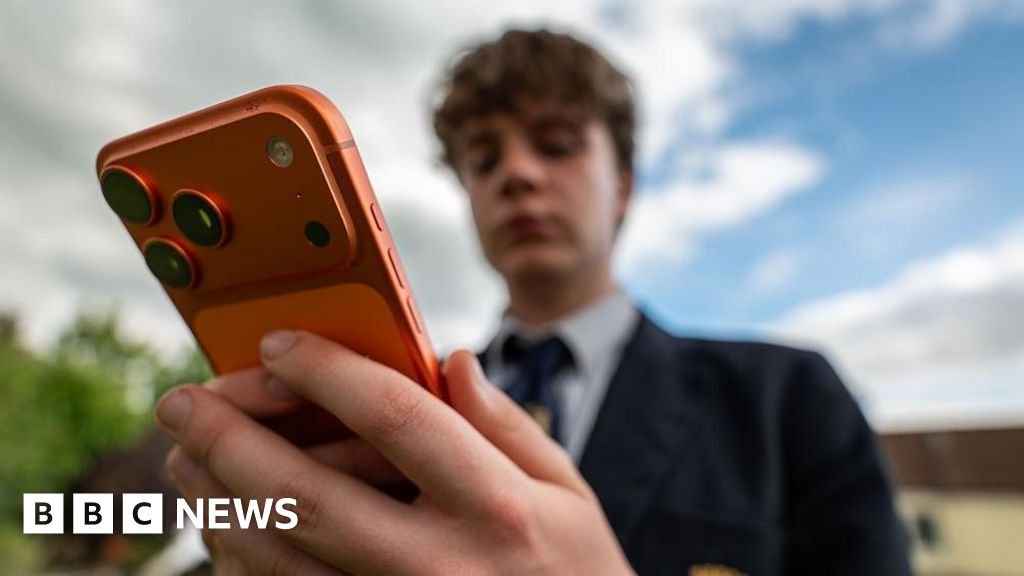 Social media as bad for young people as smoking, top doctors say 7 Social media as bad for young people as smoking, top doctors say