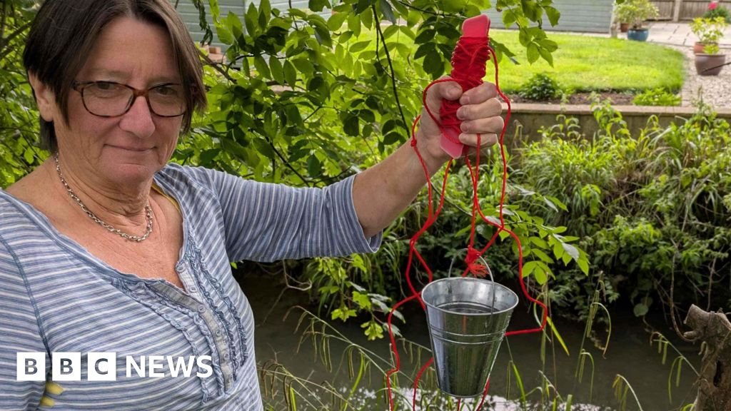 Worryingly high pollution in Cotswolds river, say volunteers 13 'Worryingly high' pollution in Cotswolds river, say volunteers