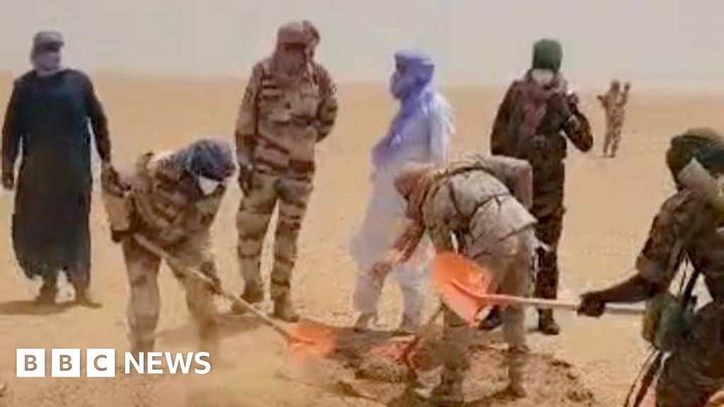 Niger: Nearly 50 people die of thirst after lorry breaks down in Sahara desert 24 Niger: Nearly 50 people die of thirst after lorry breaks down in Sahara desert