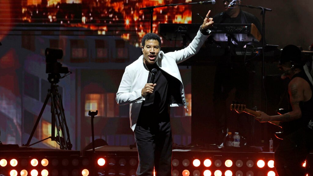 Lionel Richie Abruptly Ends Concert After Falling Ill On Stage 17 Lionel Richie Abruptly Ends Concert After Falling Ill On Stage
