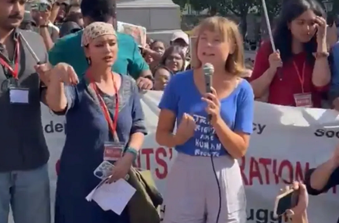 Greta Thunberg Joins Indian Students' Protest in London: "This Is a Fight for Democracy Too" 25 THR 2707 d