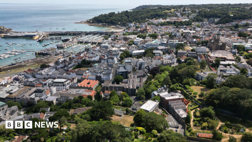 Average Guernsey income down in real terms, survey says 7 Average Guernsey income down in real terms, survey says