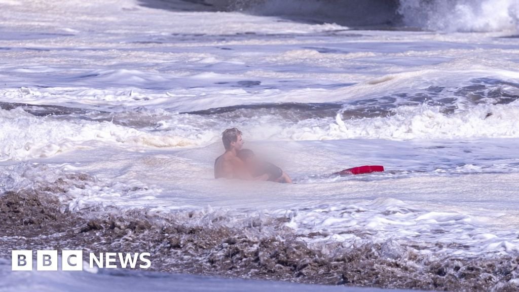 Bystander video shows teen lifeguards dramatic ocean rescue 26 Bystander video shows teen lifeguard's dramatic ocean rescue