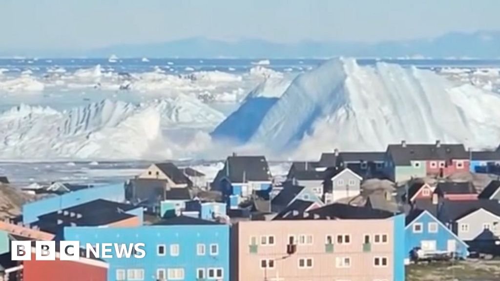 Giant iceberg turns over near Greenlands coast 21 Giant iceberg turns over near Greenland's coast