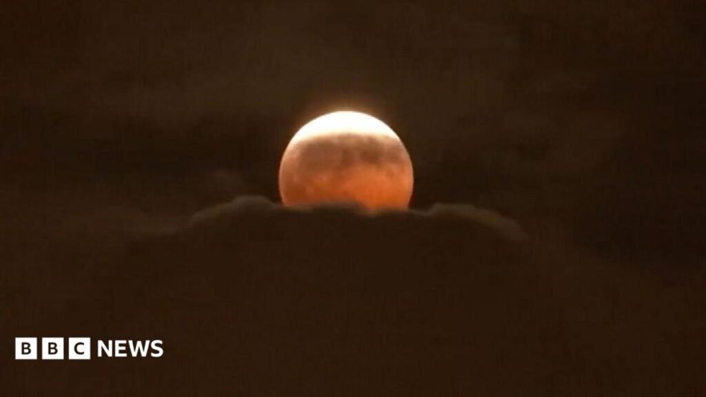 Stargazers around the world glimpse Blood Moon lunar eclipse 30 Stargazers around the world glimpse 'Blood Moon' lunar eclipse