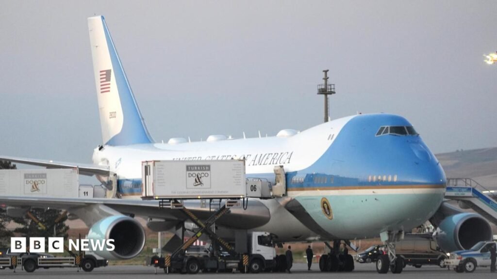 Members of Trumps cabinet remained on decoy plane, after Trumps quiet exit 6 Members of Trump's cabinet remained on decoy plane, after Trump's quiet exit