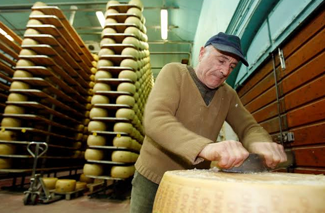 Switzerland: Heat and Drought Cause Fodder Shortage, Putting Cheese Industry Under Pressure 4 chess 1709 d