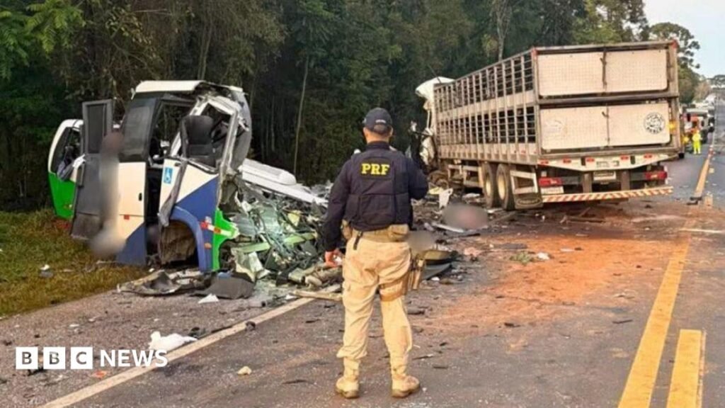 Head-on collision between bus and lorry in Brazil kills more than 20 26 Head-on collision between bus and lorry in Brazil kills more than 20