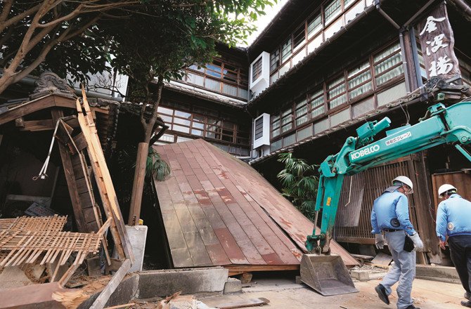 Japan Earthquake: Water Shortage Hits Over 69,000 Homes and Businesses 3 japanaa d