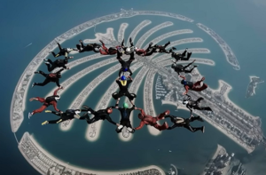 Dubai: "Human Galaxy Z Fold8" Launch in the Sky, 20 Skydivers Deliver Unique Display 1 palm 0108 d