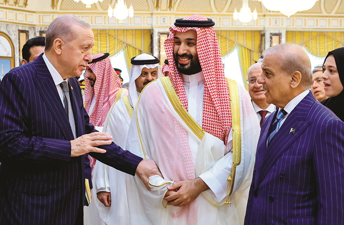 Saudi Arabia, Turkey and Pakistan sign landmark defense pact in Mecca 27 trrr 0908 d