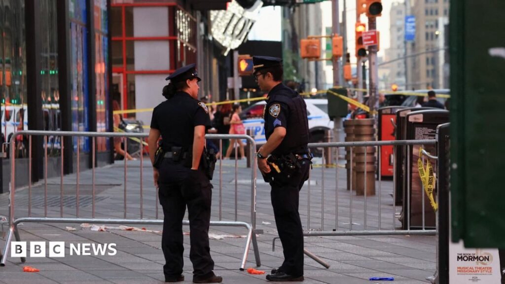 Times Square stabbing: Woman killed and suspect shot dead by police 3 Times Square stabbing: Woman killed and suspect shot dead by police
