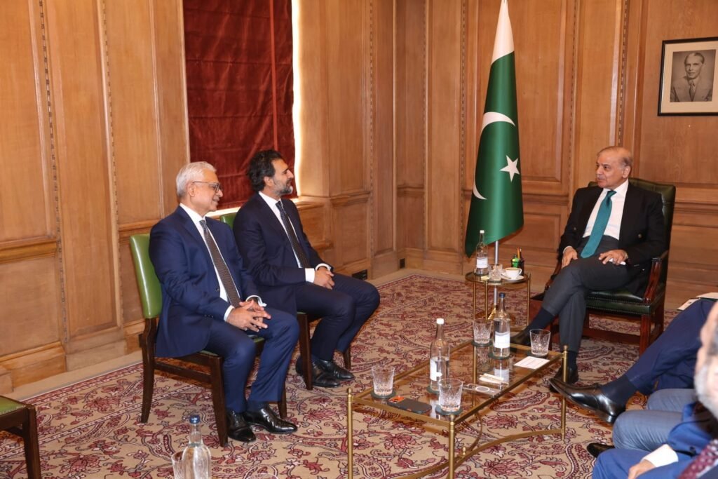 PM Shehbaz Meets Top Executives of Global Financial Institutions in London 30 IMG 20260929 WA2596