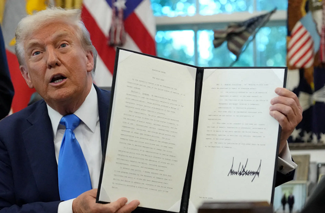 US Extends $100,000 H-1B Visa Fee Requirement by One Year 17 bcia 2009 d