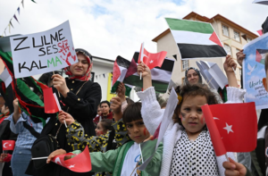 Turkish students fly kites in solidarity with Gaza's children at Ankara school event 2 kites 18926 d