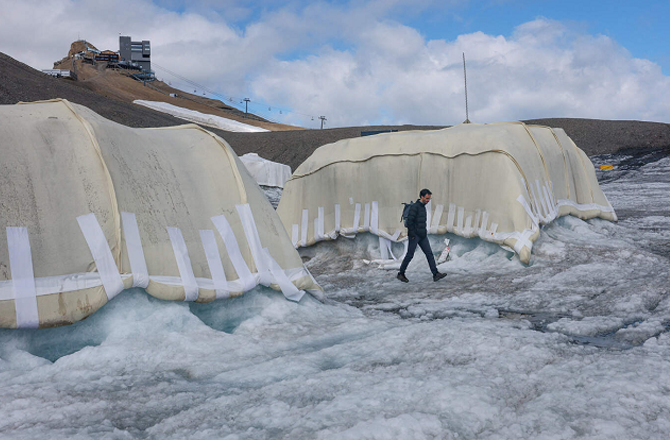 Switzerland Tests Sheep's Wool to Protect Melting Glaciers in Eco-Friendly Alternative to Plastic Covers 33 wool 0509 d