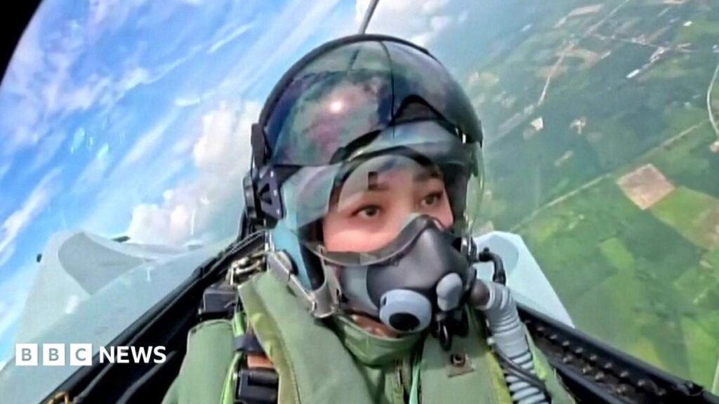 Thai Queen makes first solo flight in fighter jet 30 Thai Queen makes first solo flight in fighter jet