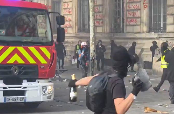 French Shopkeepers Stock Up on Self-Defence Weapons Ahead of Protests 25 fr 231026 d