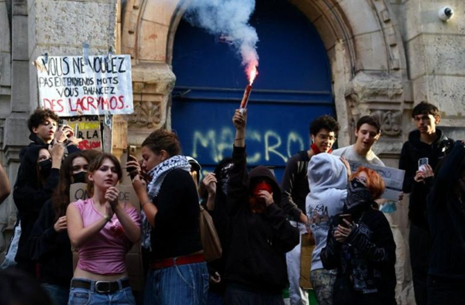 Shopkeepers confront looters during protests in France, Italy 17 fra 201026 d