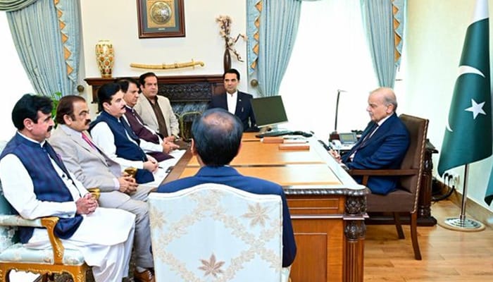 کے پی حکومت کا تختہ الٹنے کی خبریں، وزیراعظم کی گورنر فیصل کریم اور ایمل ولی سے ملاقاتیں