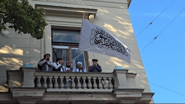 ماسکو، روس افغانستان کی نئی حکومت یعنی امارت اسلامیہ افغانستان کو باقاعدہ تسلیم کرنے والا پہلا ملک بن گیا۔ افغان سفارت خانے میں امارت اسلامیہ کا پرچم لہرادیا گیا۔