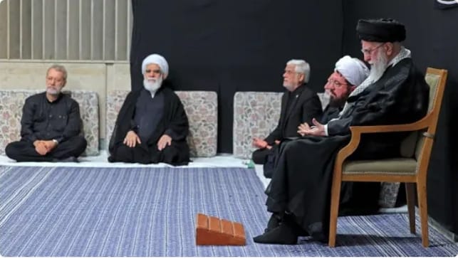 ایران کے رہبرِ اعلیٰ علی خامنہ ای پانچ جولائی 2025 کو تہران، ایران میں یومِ عاشورہ کے موقع پر ایک تقریب میں شریک ہیں