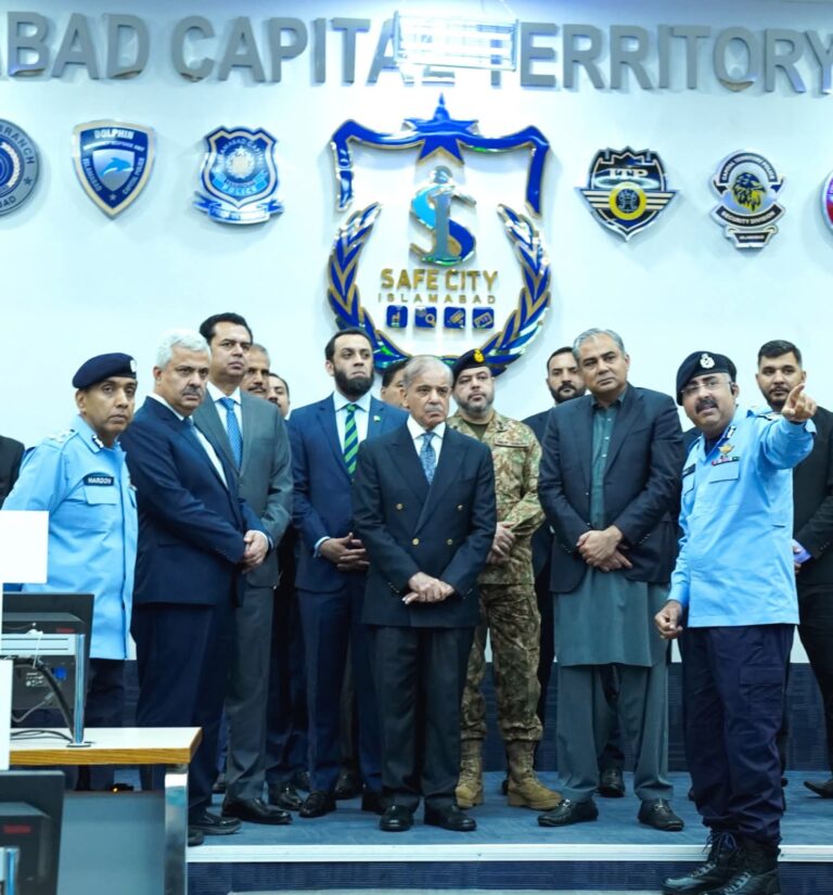 وزیراعظم کا سیف سٹی ہیڈکوارٹرز کا دورہ، آنلائن ویمن پولیس اسٹیشن کا افتتاح – خواتین کے تحفظ کی جانب انقلابی قدم