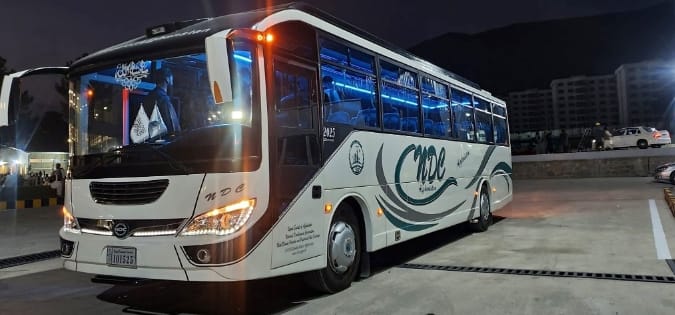 افغانستان میں پہلی مقامی طور پر تیار کردہ بس اور کار نمائش کیلئے پیش — طالبان قیادت نے سواری بھی کی