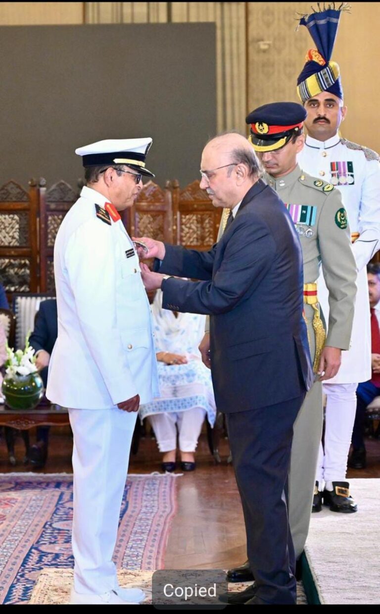 صدرِ مملکت کی جانب سے سعودی نیول چیف کو نشانِ امتیاز (ملٹری) کا اعزاز