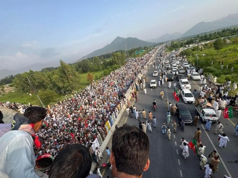 پی ٹی آئی کارکنان کے ملک گیر احتجاجی مظاہروں کی ایک جھلک