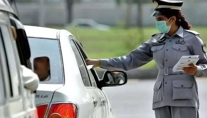 اسلام آباد ٹریفک پولیس نے جدید ٹیکنالوجی کو بروئے کار لاتے ہوئے ڈرون کیمروں کے ذریعے ٹریفک قوانین کی خلاف ورزیوں پر کڑی کارروائیاں شروع کر دی ہیں