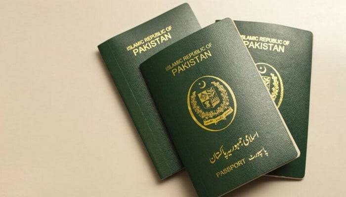 پاکستانی پاسپورٹ میں تاریخی تبدیلی: والد کے ساتھ والدہ کا نام بھی شامل ہوگا